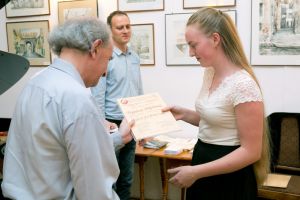Klara Jachimczak receives the diploma of participation in the master course.